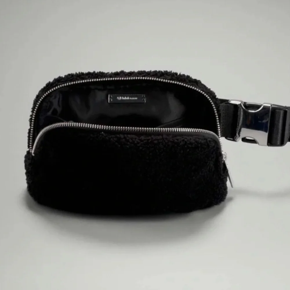 Lululemon Everywhere Belt Bag Black Fleece - Picture 9 of 9